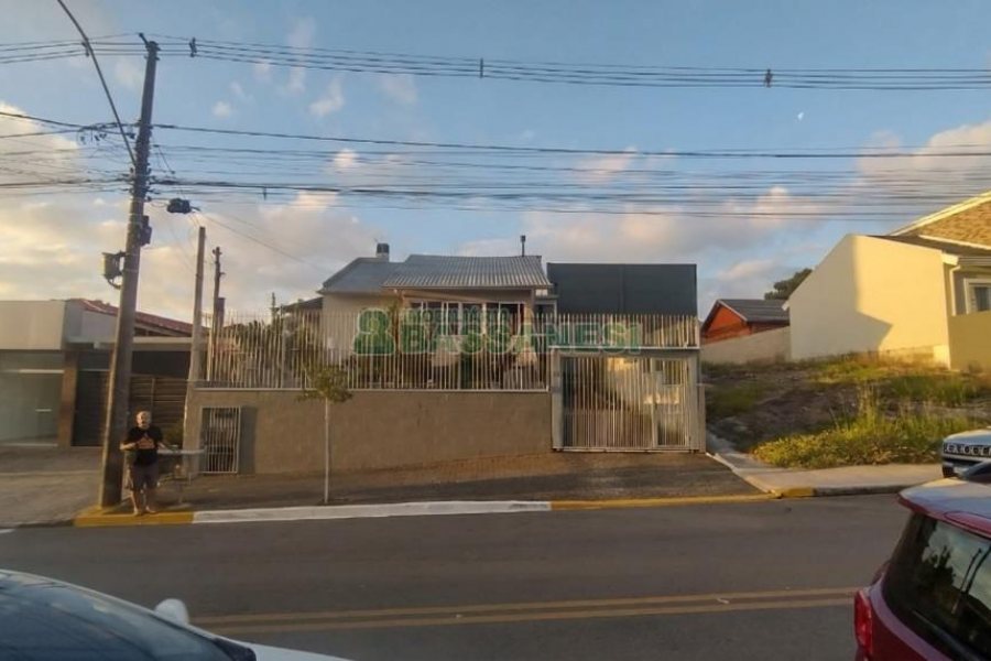 Casa com 301m², 3 dormitórios, 2 vagas, no bairro Vila Verde em Caxias do Sul para Comprar