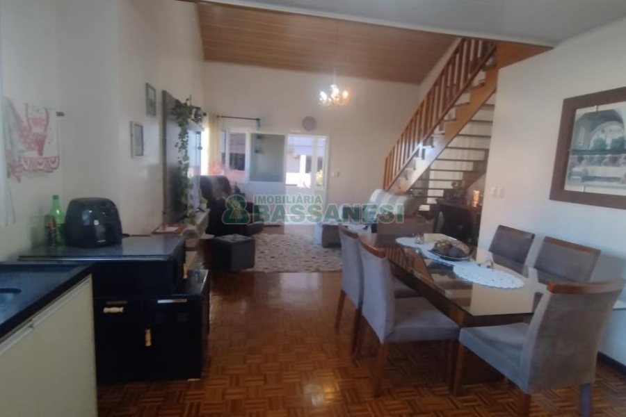 Casa com 301m², 3 dormitórios, 2 vagas, no bairro Vila Verde em Caxias do Sul para Comprar