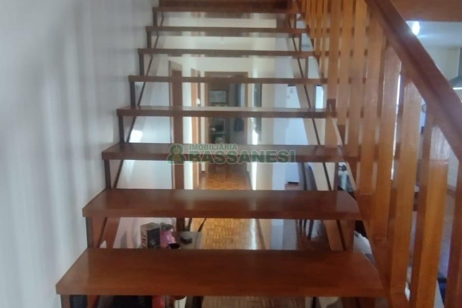 Casa com 301m², 3 dormitórios, 2 vagas, no bairro Vila Verde em Caxias do Sul para Comprar