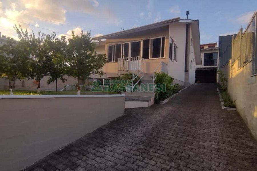 Casa com 301m², 3 dormitórios, 2 vagas, no bairro Vila Verde em Caxias do Sul para Comprar
