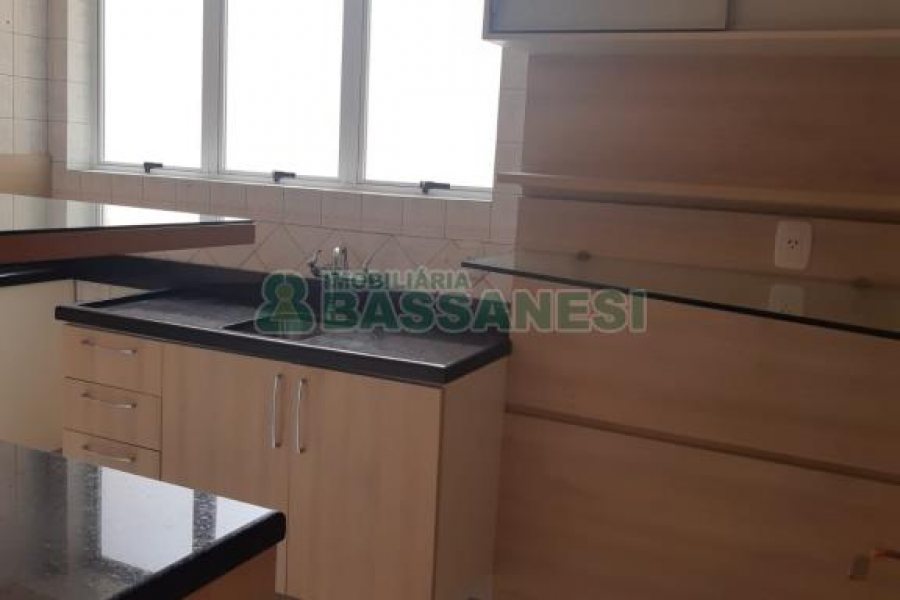 Apartamento com 62m², 2 dormitórios, 2 vagas, no bairro Universitário em Caxias do Sul para Comprar