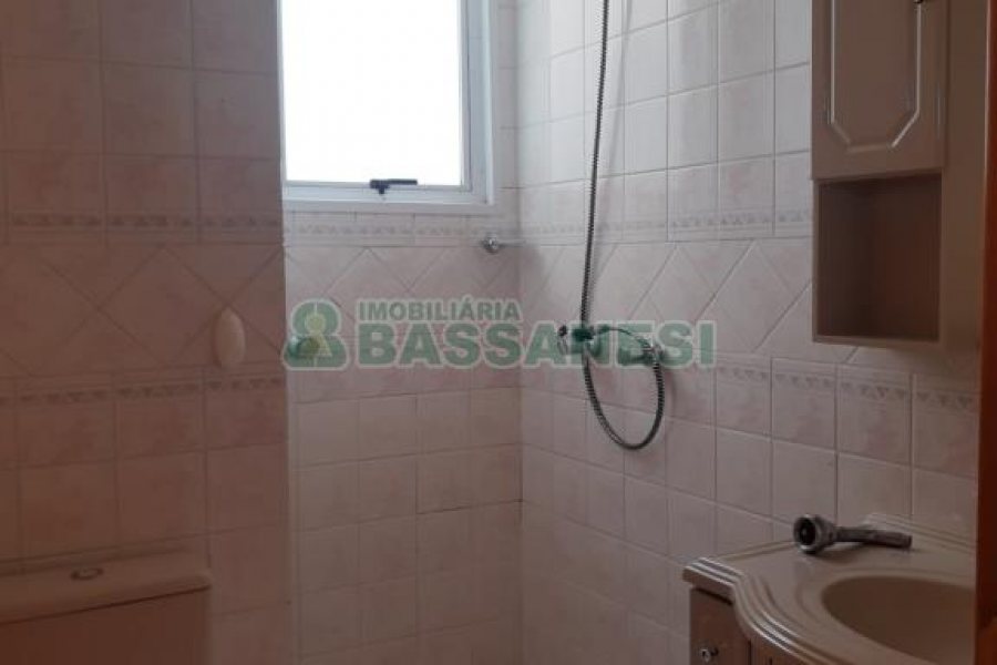 Apartamento com 62m², 2 dormitórios, 2 vagas, no bairro Universitário em Caxias do Sul para Comprar