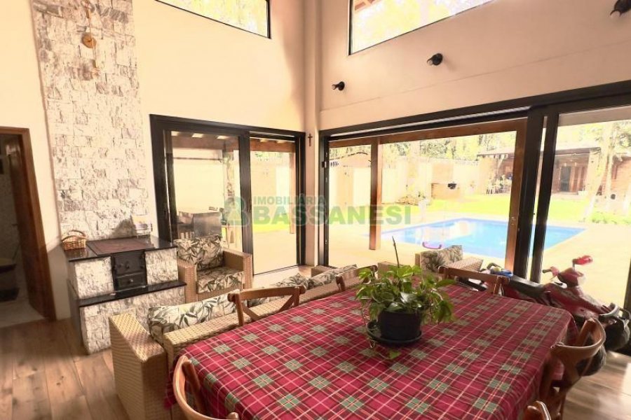 Casa com 100m², 2 dormitórios, 2 vagas, no bairro Ana Rech em Caxias do Sul para Alugar