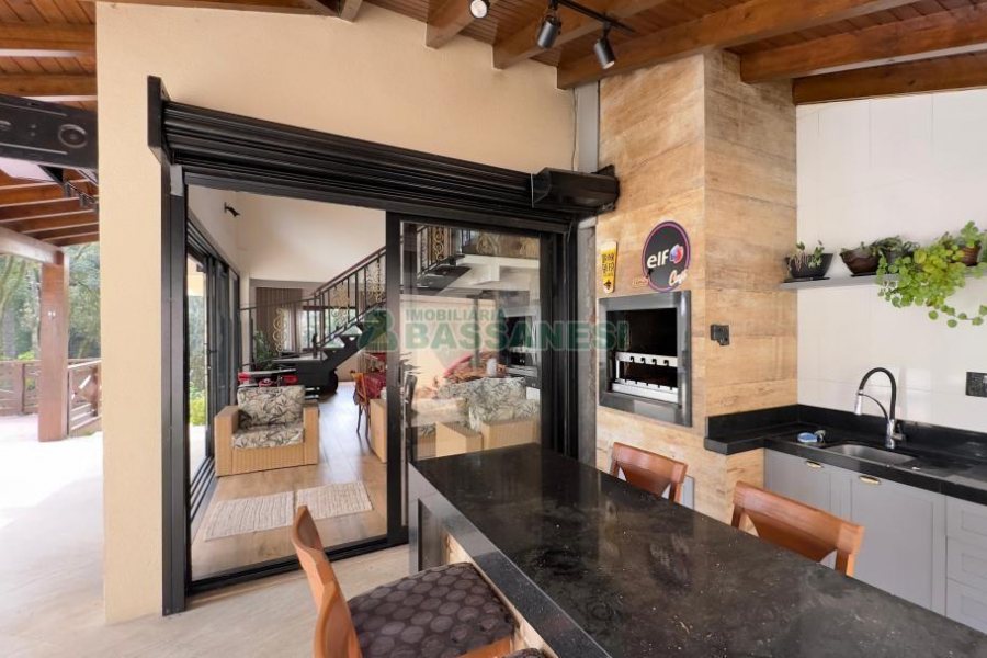 Casa com 100m², 2 dormitórios, 2 vagas, no bairro Ana Rech em Caxias do Sul para Alugar