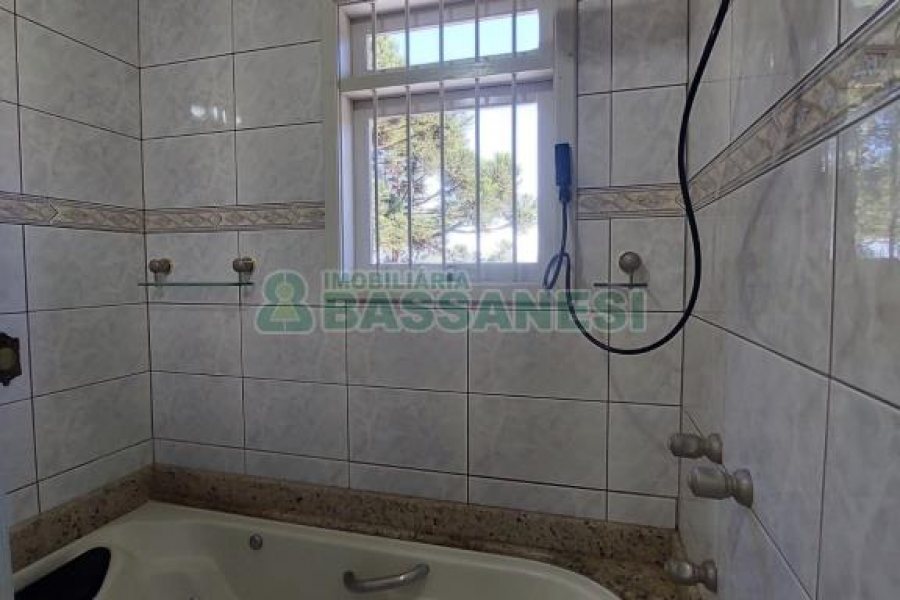 Casa com 145m², 3 dormitórios, 1 vaga, no bairro Ana Rech em Caxias do Sul para Alugar