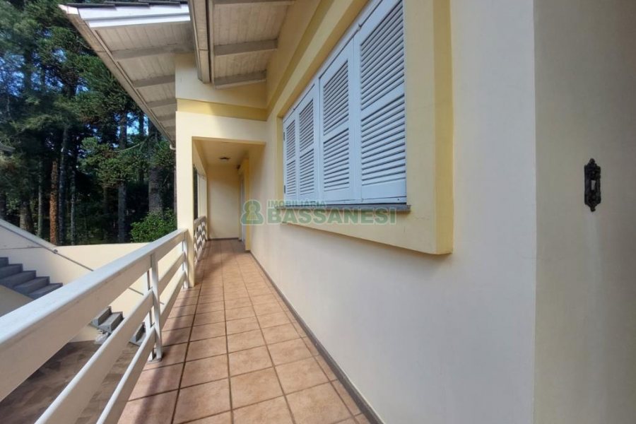 Casa com 145m², 3 dormitórios, 1 vaga, no bairro Ana Rech em Caxias do Sul para Alugar