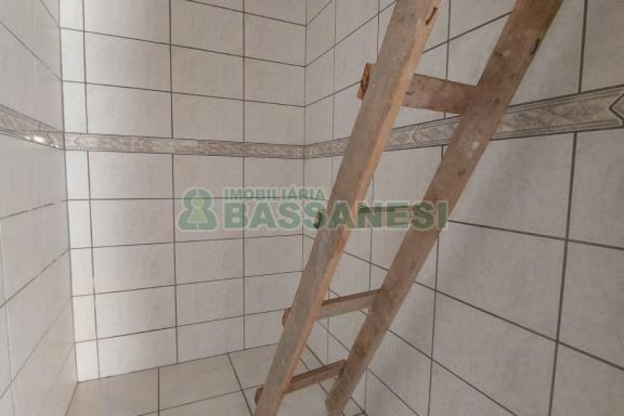 Casa com 145m², 3 dormitórios, 1 vaga, no bairro Ana Rech em Caxias do Sul para Alugar