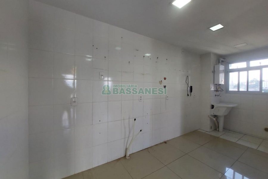 Apto Mobiliado com 65m², 2 dormitórios, 1 vaga, no bairro Lourdes em Caxias do Sul para Alugar