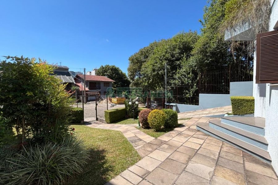 Casa com 206m², 3 dormitórios, 2 vagas, no bairro Vinhedos em Caxias do Sul para Alugar