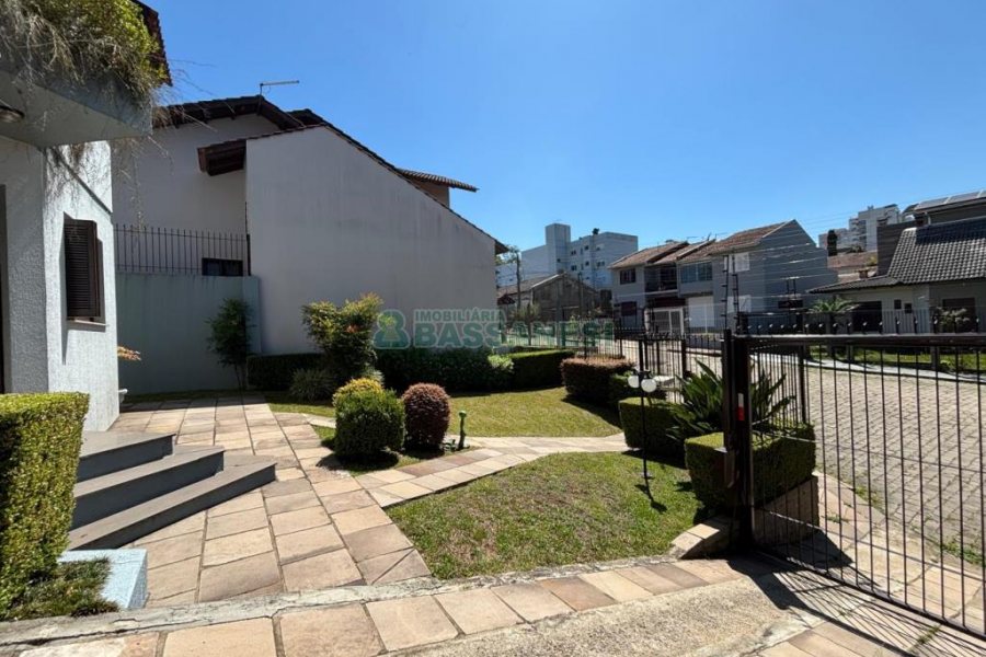 Casa com 206m², 3 dormitórios, 2 vagas, no bairro Vinhedos em Caxias do Sul para Alugar