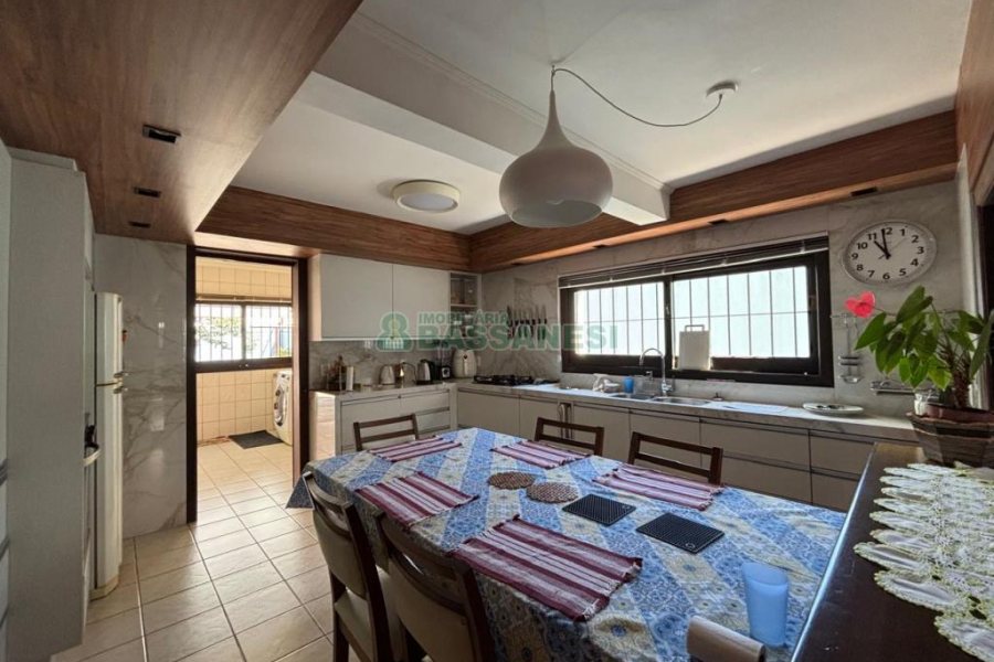 Casa com 206m², 3 dormitórios, 2 vagas, no bairro Vinhedos em Caxias do Sul para Alugar