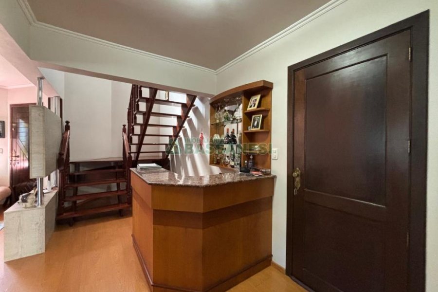 Casa com 206m², 3 dormitórios, 2 vagas, no bairro Vinhedos em Caxias do Sul para Alugar