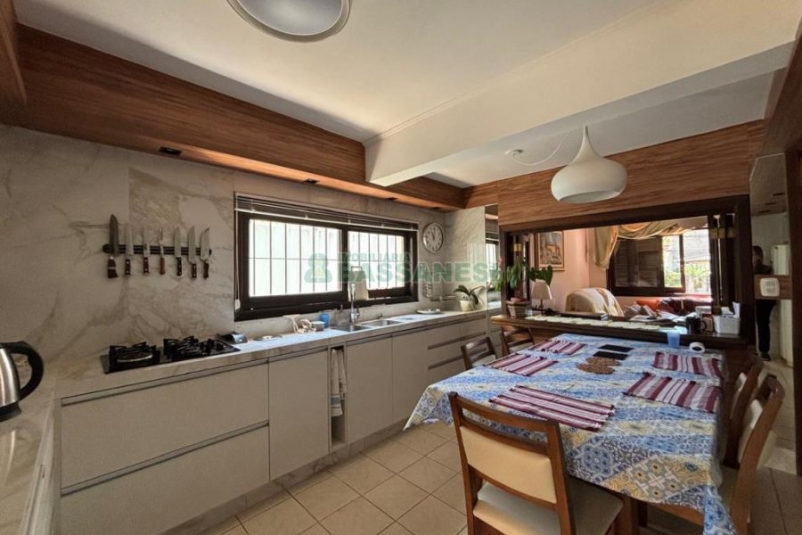 Casa com 206m², 3 dormitórios, 2 vagas, no bairro Vinhedos em Caxias do Sul para Alugar