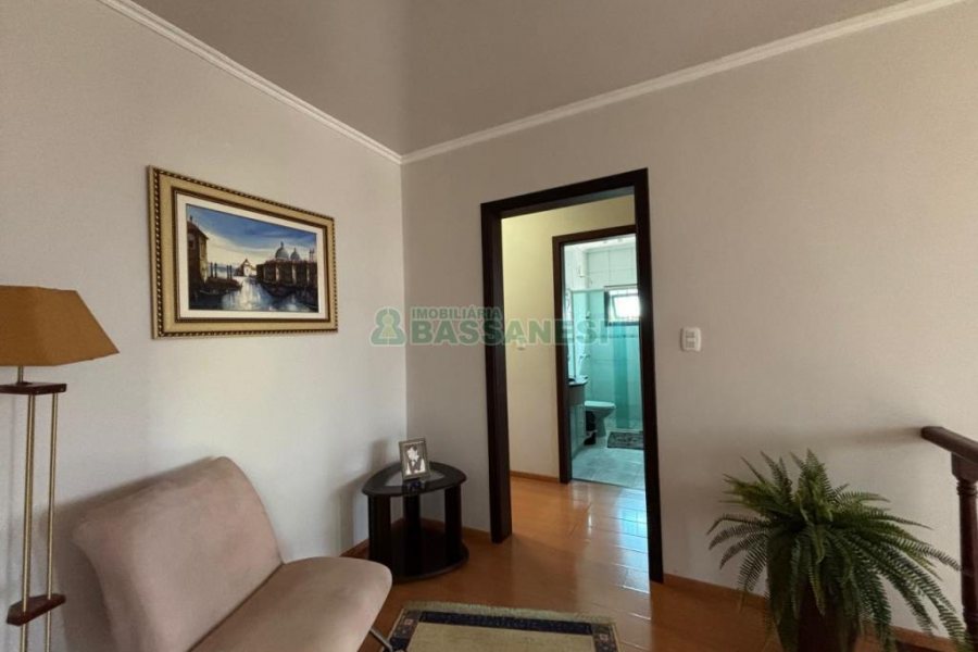 Casa com 206m², 3 dormitórios, 2 vagas, no bairro Vinhedos em Caxias do Sul para Alugar