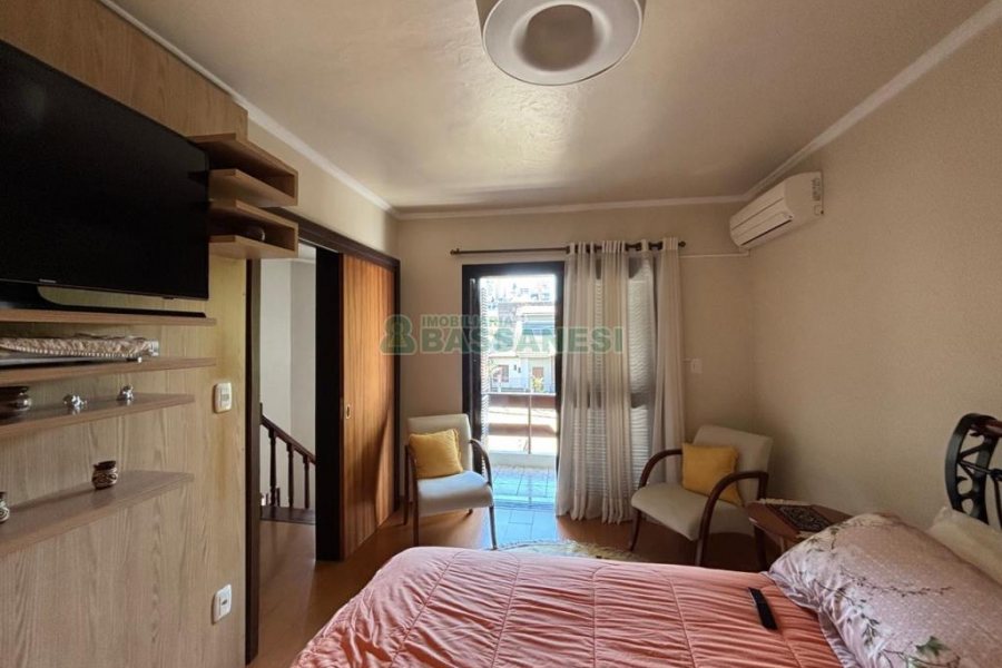 Casa com 206m², 3 dormitórios, 2 vagas, no bairro Vinhedos em Caxias do Sul para Alugar