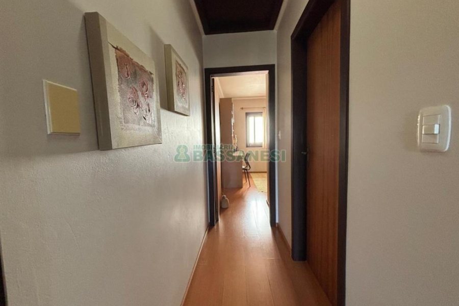 Casa com 206m², 3 dormitórios, 2 vagas, no bairro Vinhedos em Caxias do Sul para Alugar