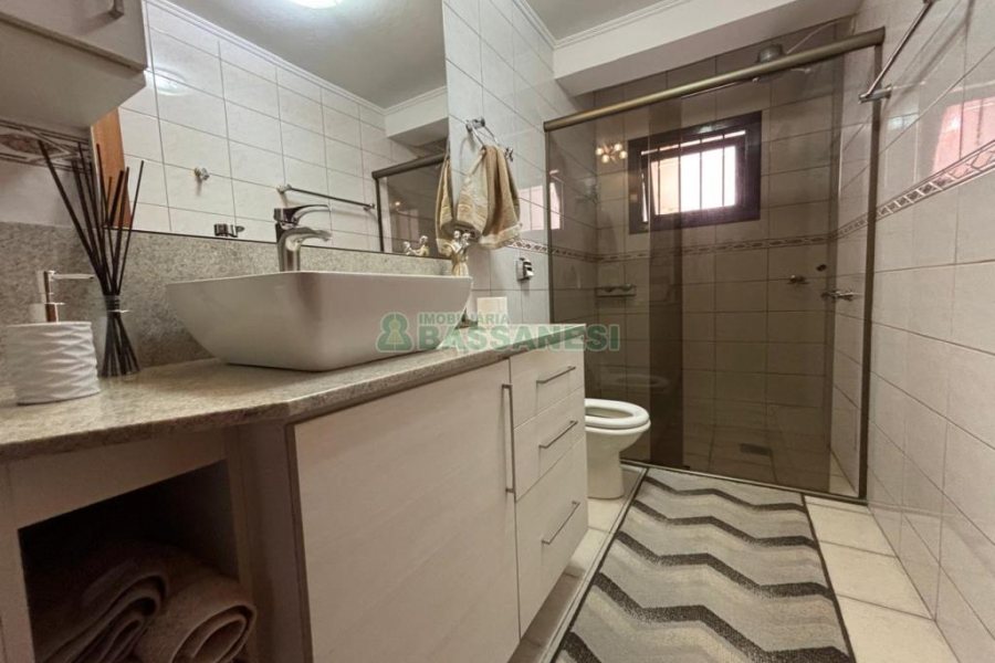 Casa com 206m², 3 dormitórios, 2 vagas, no bairro Vinhedos em Caxias do Sul para Alugar