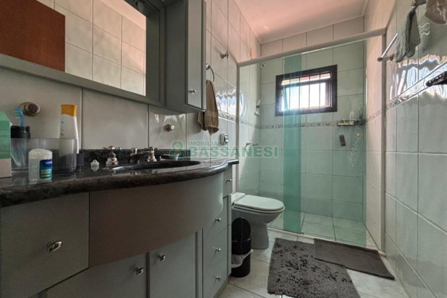 Casa com 206m², 3 dormitórios, 2 vagas, no bairro Vinhedos em Caxias do Sul para Alugar