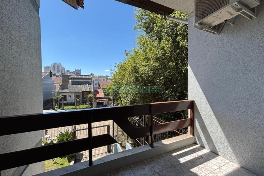 Casa com 206m², 3 dormitórios, 2 vagas, no bairro Vinhedos em Caxias do Sul para Alugar