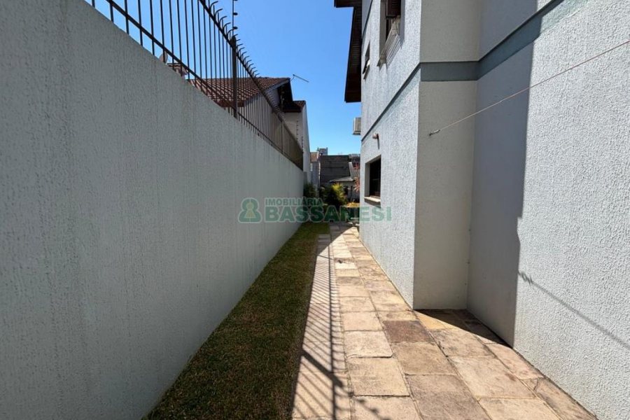 Casa com 206m², 3 dormitórios, 2 vagas, no bairro Vinhedos em Caxias do Sul para Alugar