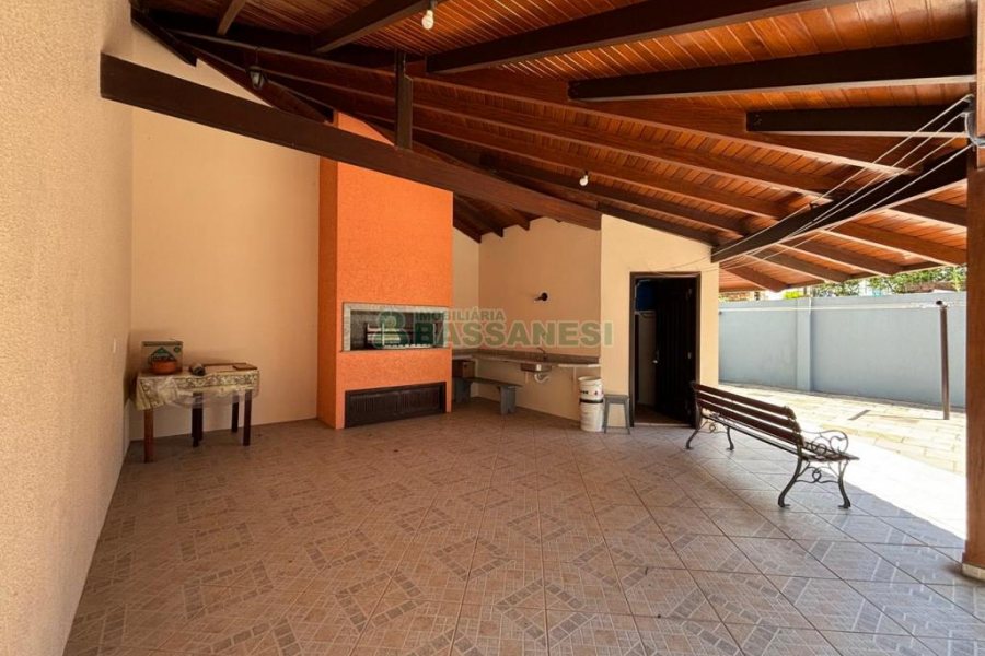 Casa com 206m², 3 dormitórios, 2 vagas, no bairro Vinhedos em Caxias do Sul para Alugar