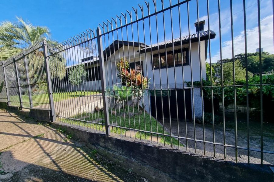 Casa com 250m², 3 dormitórios, 4 vagas, no bairro Salgado Filho em Caxias do Sul para Alugar