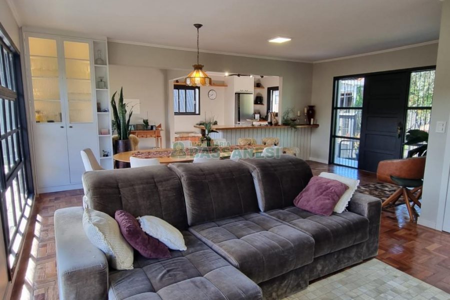 Casa com 250m², 3 dormitórios, 4 vagas, no bairro Salgado Filho em Caxias do Sul para Alugar