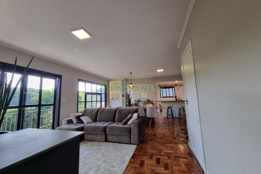 Casa com 250m², 3 dormitórios, 4 vagas, no bairro Salgado Filho em Caxias do Sul para Alugar