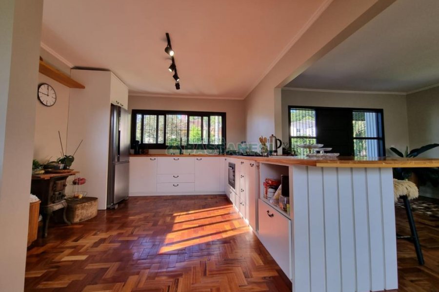 Casa com 250m², 3 dormitórios, 4 vagas, no bairro Salgado Filho em Caxias do Sul para Alugar