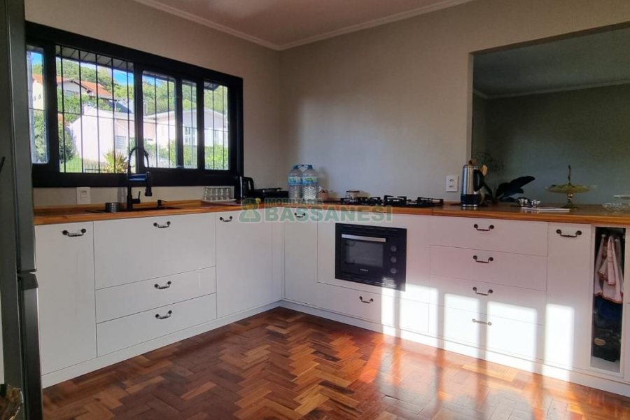 Casa com 250m², 3 dormitórios, 4 vagas, no bairro Salgado Filho em Caxias do Sul para Alugar