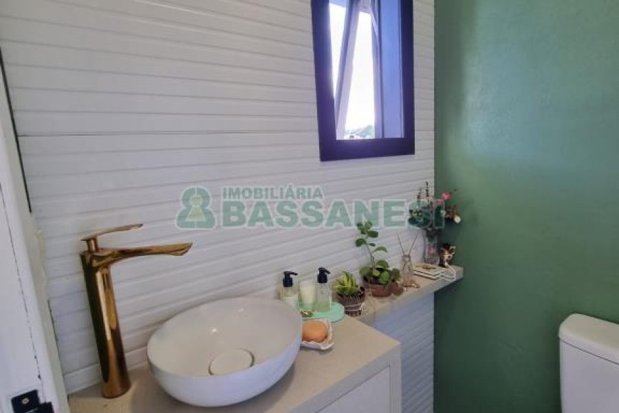 Casa com 250m², 3 dormitórios, 4 vagas, no bairro Salgado Filho em Caxias do Sul para Alugar