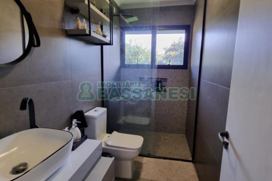 Casa com 250m², 3 dormitórios, 4 vagas, no bairro Salgado Filho em Caxias do Sul para Alugar