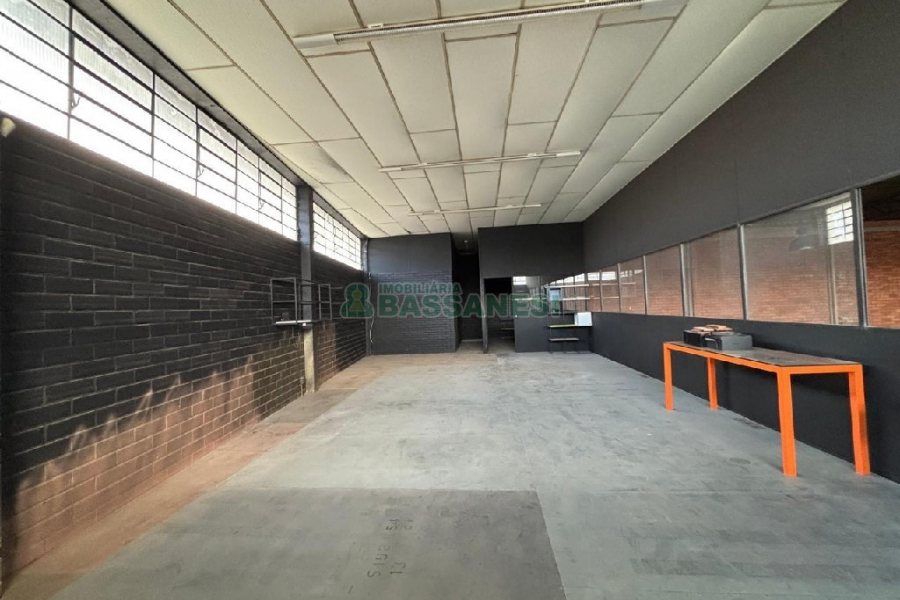 Pavilhão com 670m², no bairro Madureira em Caxias do Sul para Alugar