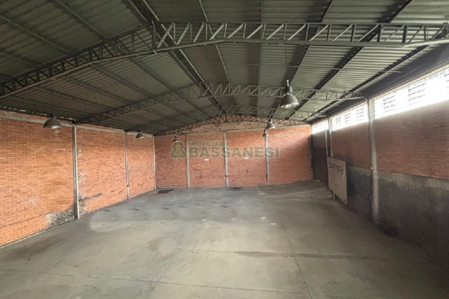 Pavilhão com 670m², no bairro Madureira em Caxias do Sul para Alugar
