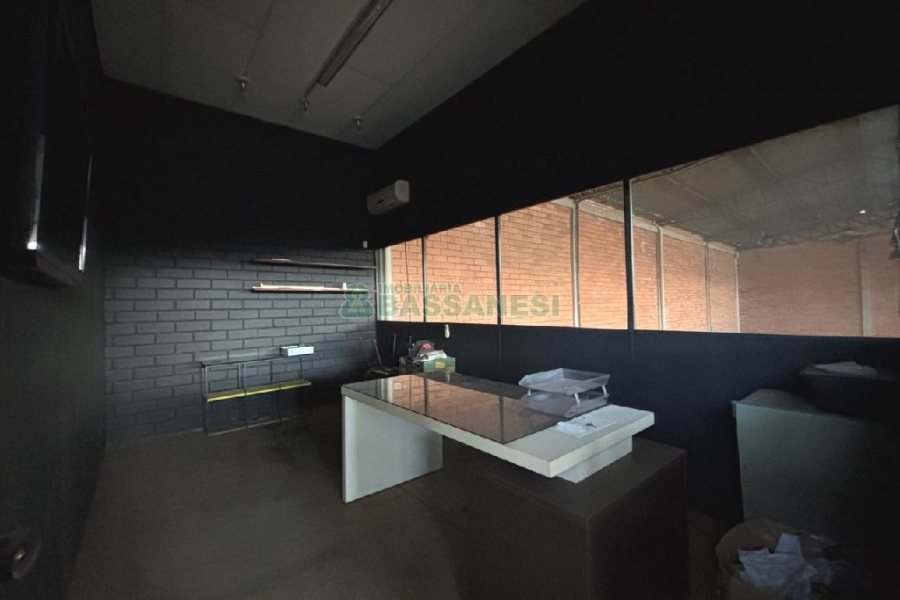 Pavilhão com 670m², no bairro Madureira em Caxias do Sul para Alugar