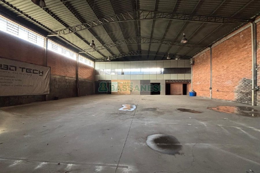 Pavilhão com 670m², no bairro Madureira em Caxias do Sul para Alugar