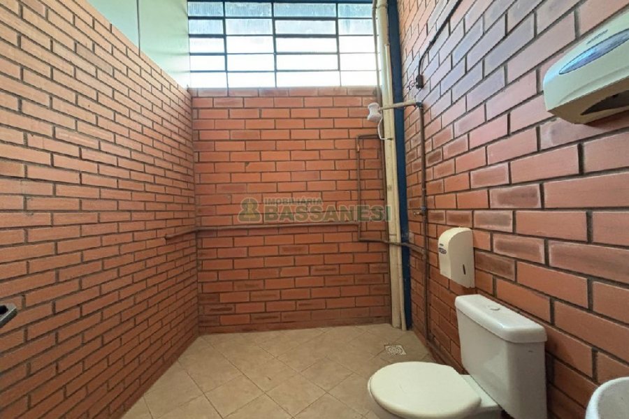 Pavilhão com 670m², no bairro Madureira em Caxias do Sul para Alugar