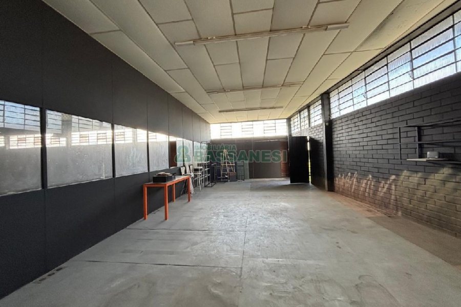 Pavilhão com 670m², no bairro Madureira em Caxias do Sul para Alugar