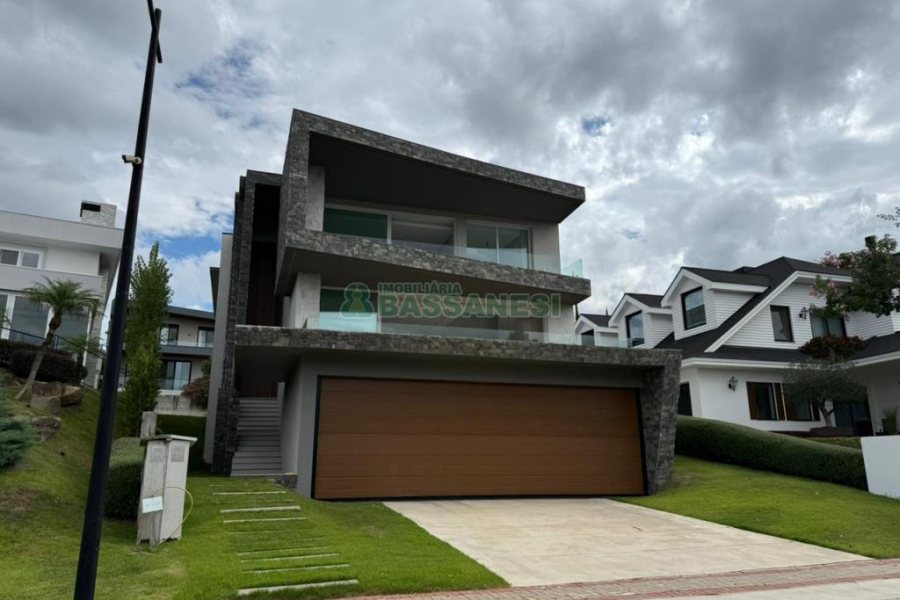 Casa com 673m², 4 dormitórios, 4 vagas, no bairro Nossa Senhora da Saúde em Caxias do Sul para Comprar