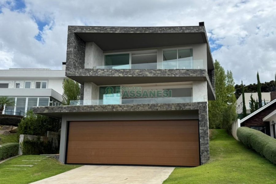 Casa com 673m², 4 dormitórios, 4 vagas, no bairro Nossa Senhora da Saúde em Caxias do Sul para Comprar