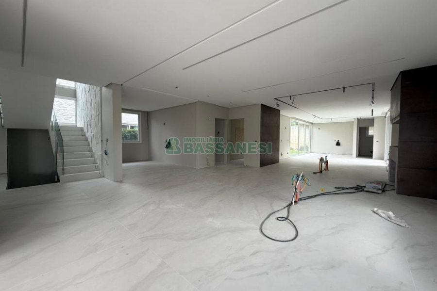 Casa com 673m², 4 dormitórios, 4 vagas, no bairro Nossa Senhora da Saúde em Caxias do Sul para Comprar