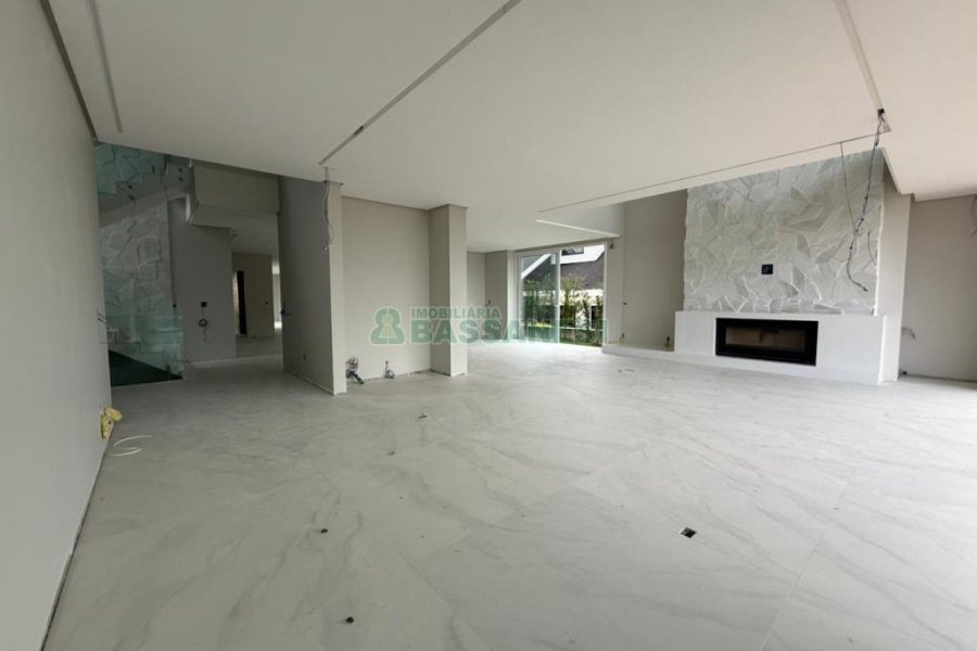 Casa com 673m², 4 dormitórios, 4 vagas, no bairro Nossa Senhora da Saúde em Caxias do Sul para Comprar