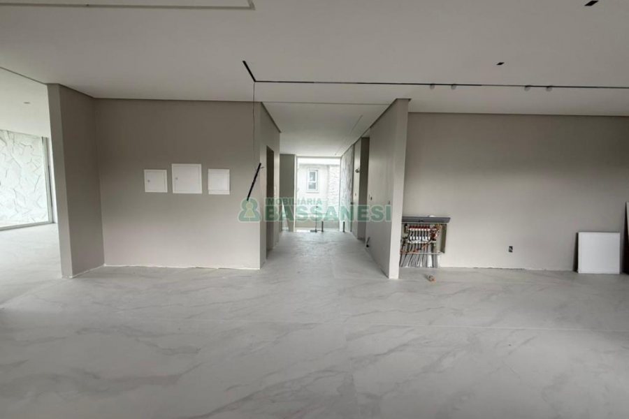 Casa com 673m², 4 dormitórios, 4 vagas, no bairro Nossa Senhora da Saúde em Caxias do Sul para Comprar