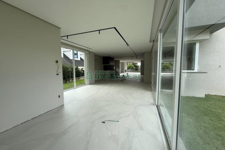 Casa com 673m², 4 dormitórios, 4 vagas, no bairro Nossa Senhora da Saúde em Caxias do Sul para Comprar