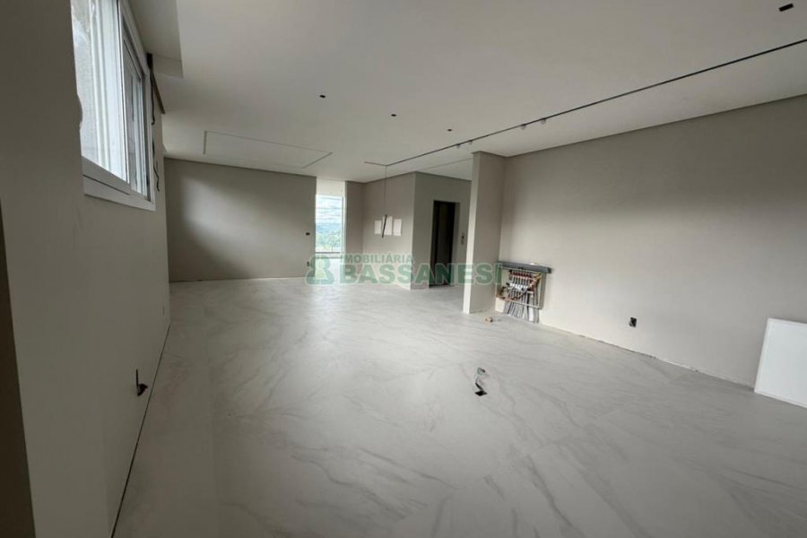 Casa com 673m², 4 dormitórios, 4 vagas, no bairro Nossa Senhora da Saúde em Caxias do Sul para Comprar