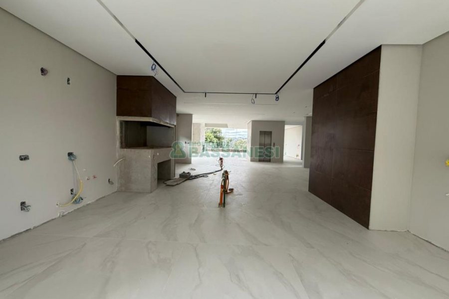Casa com 673m², 4 dormitórios, 4 vagas, no bairro Nossa Senhora da Saúde em Caxias do Sul para Comprar