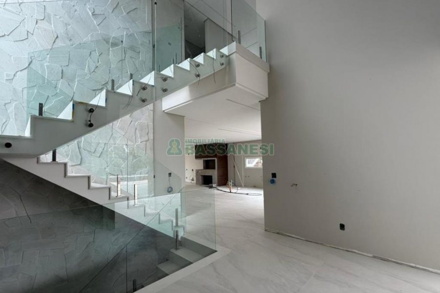Casa com 673m², 4 dormitórios, 4 vagas, no bairro Nossa Senhora da Saúde em Caxias do Sul para Comprar