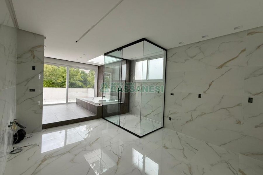 Casa com 673m², 4 dormitórios, 4 vagas, no bairro Nossa Senhora da Saúde em Caxias do Sul para Comprar