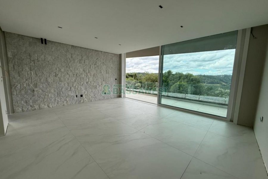 Casa com 673m², 4 dormitórios, 4 vagas, no bairro Nossa Senhora da Saúde em Caxias do Sul para Comprar