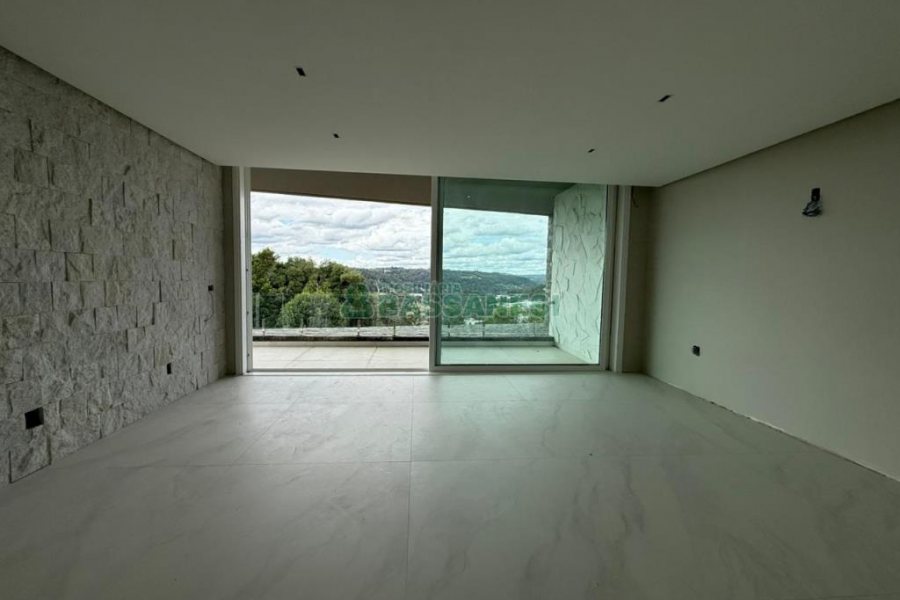 Casa com 673m², 4 dormitórios, 4 vagas, no bairro Nossa Senhora da Saúde em Caxias do Sul para Comprar